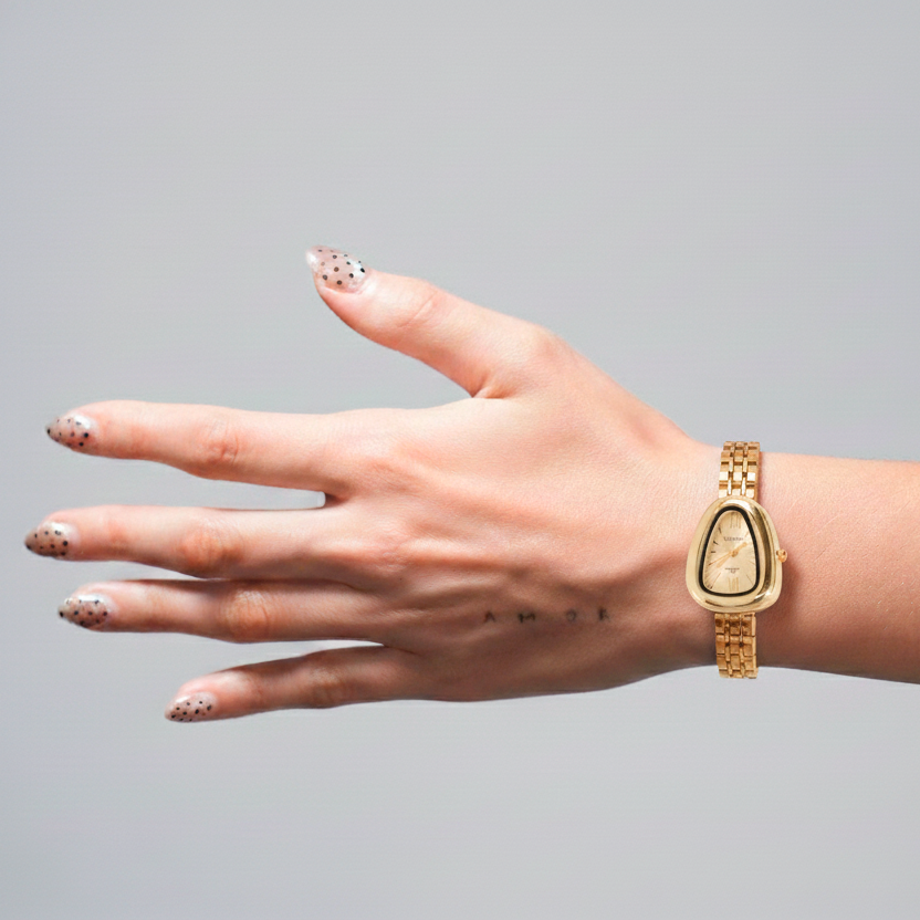 Reloj triangulo dorado